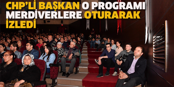 CHP'Lİ BAŞKAN PROGRAMI MERDİVENLERE OTURARAK İZLEDİ