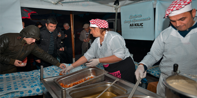 Maltepe'de 15 Bin Kişiye Kandil Lokması