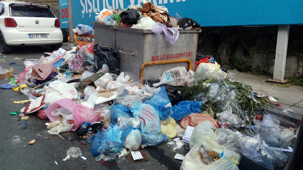 Şişli'de Grev Sonrası Çöpler Birikti