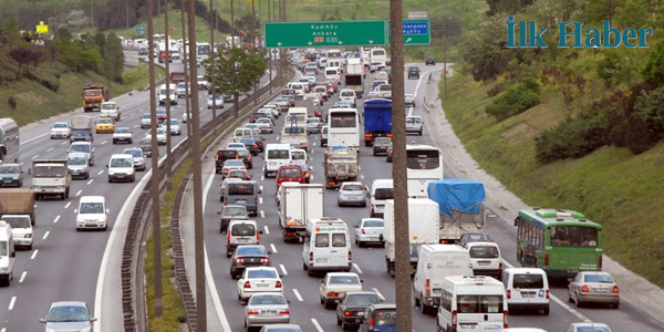 TEM'de Hafriyat Kamyonu İle Kamyonet Çarpıştı: Trafik Durdu