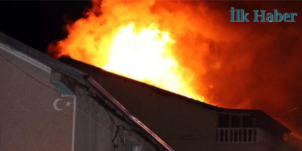 Binanın Çatı Katı Yandı:3 Kişi Vatandaşlar Tarafından Kurtarıldı