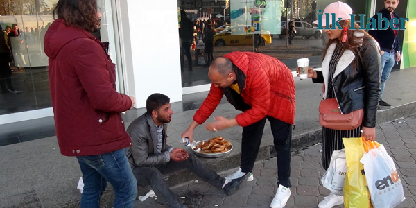 Taksim'de Değişik Dilencilik Yöntemi  