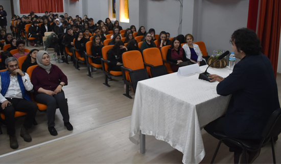 Öykü Yazarı Bünyamin Demirci, Kartal Yıldız-Ahmet Arayıcı Anadolu Lisesi'nin Konuğu Oldu