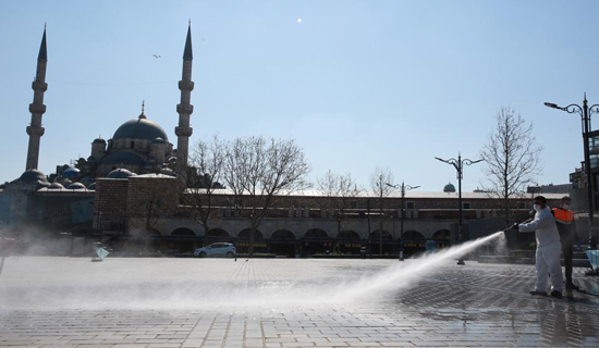 Meydan Ve Sokaklar Mesai Başlangıcına Hazır Hale Getirildi