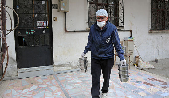 Ataşehir Belediyesi'nin Sıcak Yemek ve Erzak Dağıtımı Devam Ediyor