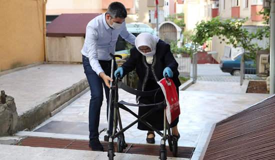 Belediye Başkanı Babaannesi'ni Sokağa Çıkardı