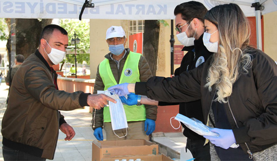 Belediye, Cuma Namazına Gelen Cemaate Sağlık Kiti Dağıttı