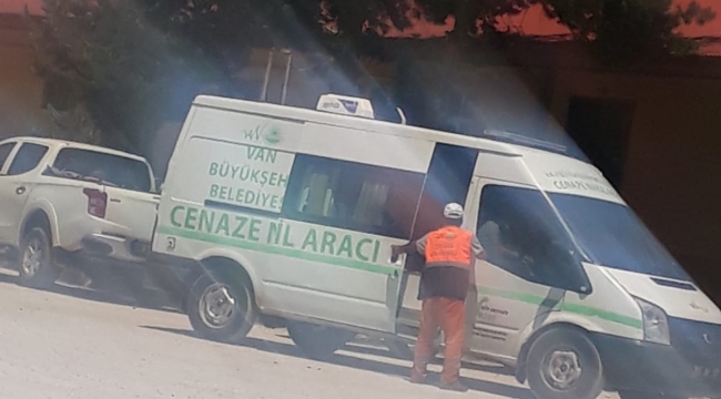 Belediye İşçilerini Cenaze Aracıyla Taşıdılar