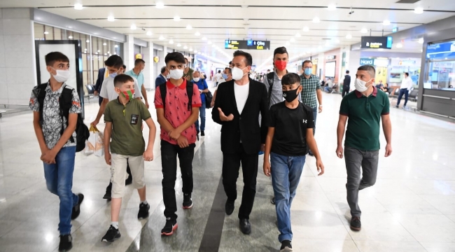 Tuzla Belediye Başkanı Diyarbakır'lı Çocukları Havaalanında Karşıladı