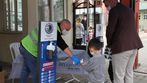  Kartal Belediyesi, Yüz Yüze Eğitimin İlk Gününde Öğrencilere ve Velilere Kolonya ve Maske Dağıttı