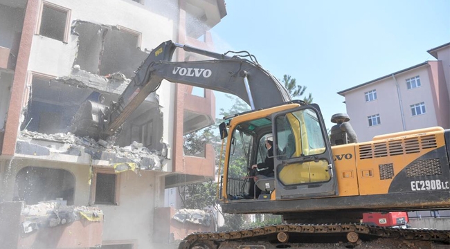 Tuzla'da Deprem Riski Taşıyan Binalar Yıkılıyor 