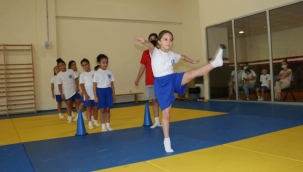 Belediye'nin Çocuklara Ücretsiz Yaz Sporları Eğitimi Devam Ediyor