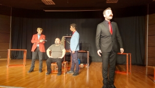 "İyi, Kötü, Çirkin" Adlı Tiyatro Oyunu Kartal'da Sahnelendi