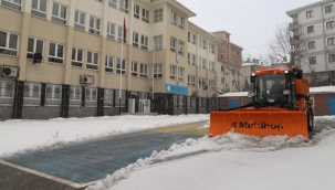 Kartal Belediyesi'nden Okul Bahçelerinde Kar Temizliği