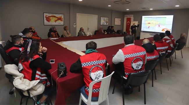 Kartal'da Afet Gönüllüsü Motosikletli Kuryelere Eğitim Verildi