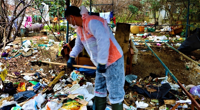 Maltepe'de Bir Evden 4 Kamyon Çöp Çıktı