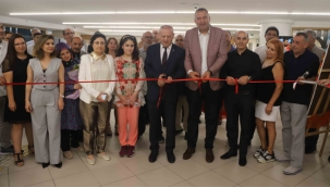 'Hayal Dünyamın Renkleri' Sergisi Kartal Belediyesi'nde Açıldı