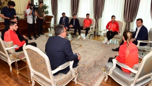 İmamoğlu'ndan Şampiyon Sporculara "Siyaset Hariç, Tüm Alanlarda Katkınıza İhtiyacımız Var"