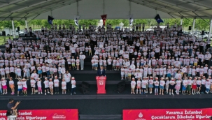 İmamoğlu "Özgürlük" Şarkısını 742 'Yuvamız' İstanbul' Mezunuyla Birlikte Söyledi 