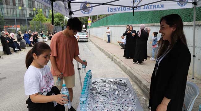 Kartal Belediyesi'nden LGS Öncesi Öğrencilere Su İkramı