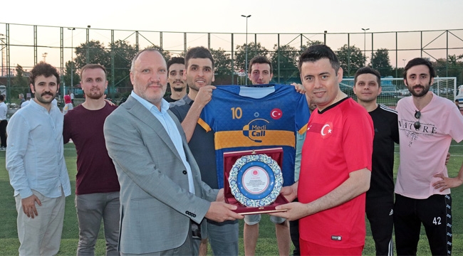 Anadolu Adliyesi Futbol Turnuvası Sponsoruna Plaket 