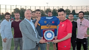 Anadolu Adliyesi Futbol Turnuvası Sponsoruna Plaket 