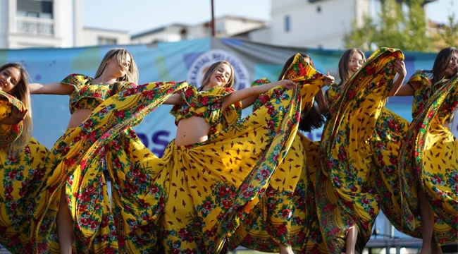 Uluslararası Halk Oyunları Festivali Coşkusu Kartal'ın Mahallelerine Taşındı