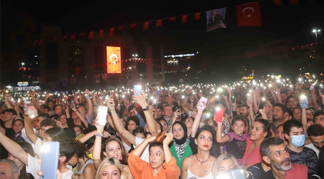 Kartal'da 30 Ağustos Coşkusu Zeynep Bastık Konseri ile Devam Etti 
