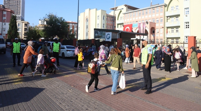 Kartal Trafik Zabıtası, Yeni Eğitim Yılında Okul Önlerinde Trafik Güvenliği İçin Göreve Başladı 