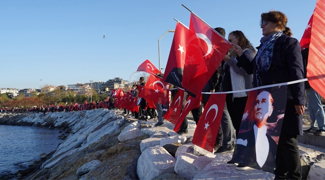 Maltepe'den Ata'ya hem Karada Hem Denizde Saygı Duruşu