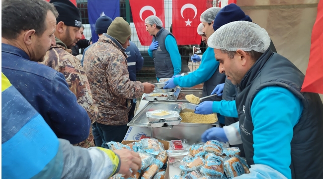 İBB Hatay'da Sıcak Yemek Dağıtmaya Başladı