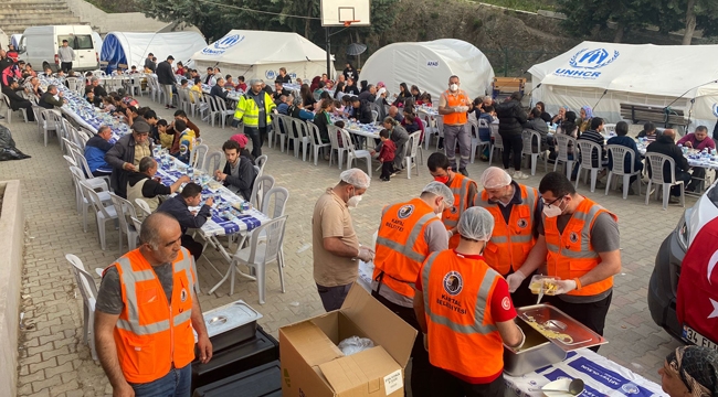 Kartal Belediyesi Hatay'da İftar Yemeği Vermeye Devam Ediyor