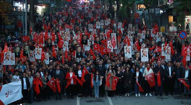 Kartallılar, Fener Alayı ve Göksel'in Şarkılarıyla 19 Mayıs Coşkusunu Yaşadı