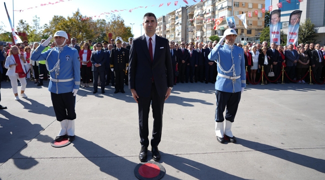 Cumhuriyetin 100 yılı Kutlamaları Dolayısıyla Kartal'da Atatürk Anıtı'na Çelenk Sunuldu