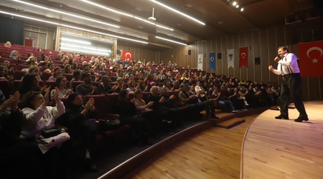 'Bir Garip Orhan Veli' Tiyatro Oyunu, Kartal'da Sahnelendi 