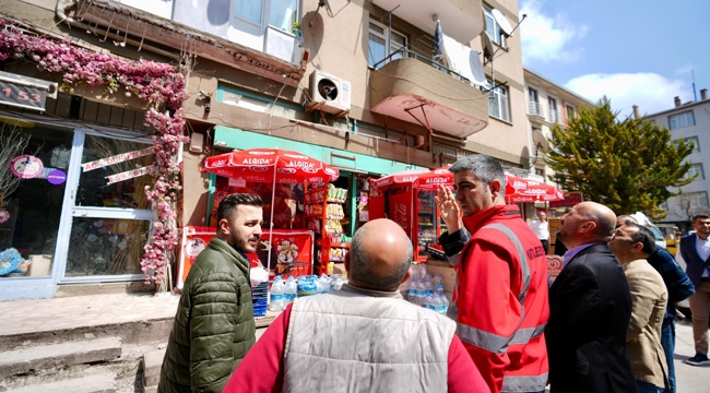 Başkan Gökhan Yüksel, Balkonu Yıkılan Binada İncelemelerde Bulundu