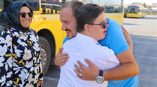 Kaybolan Down Sendromlu Genç, İETT Kaptanının Dikkati Sayesinde Ailesine Kavuştu