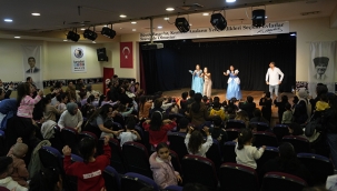 'Seçmen Lazım' Tiyatro Oyunu, Kartal'da Sahnelendi