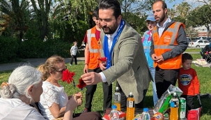 Ak Parti Kartal İlçe Başkanı 'Anneler Gününde' Karanfil Dağıttı