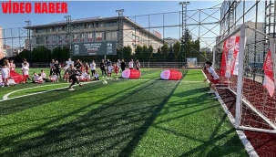 Anneler Günü'nde Çocuklarına Penaltı Attılar