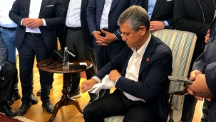  Özel'inTebligat Yırtma ve Toma Şovu Kurgu Çıktı